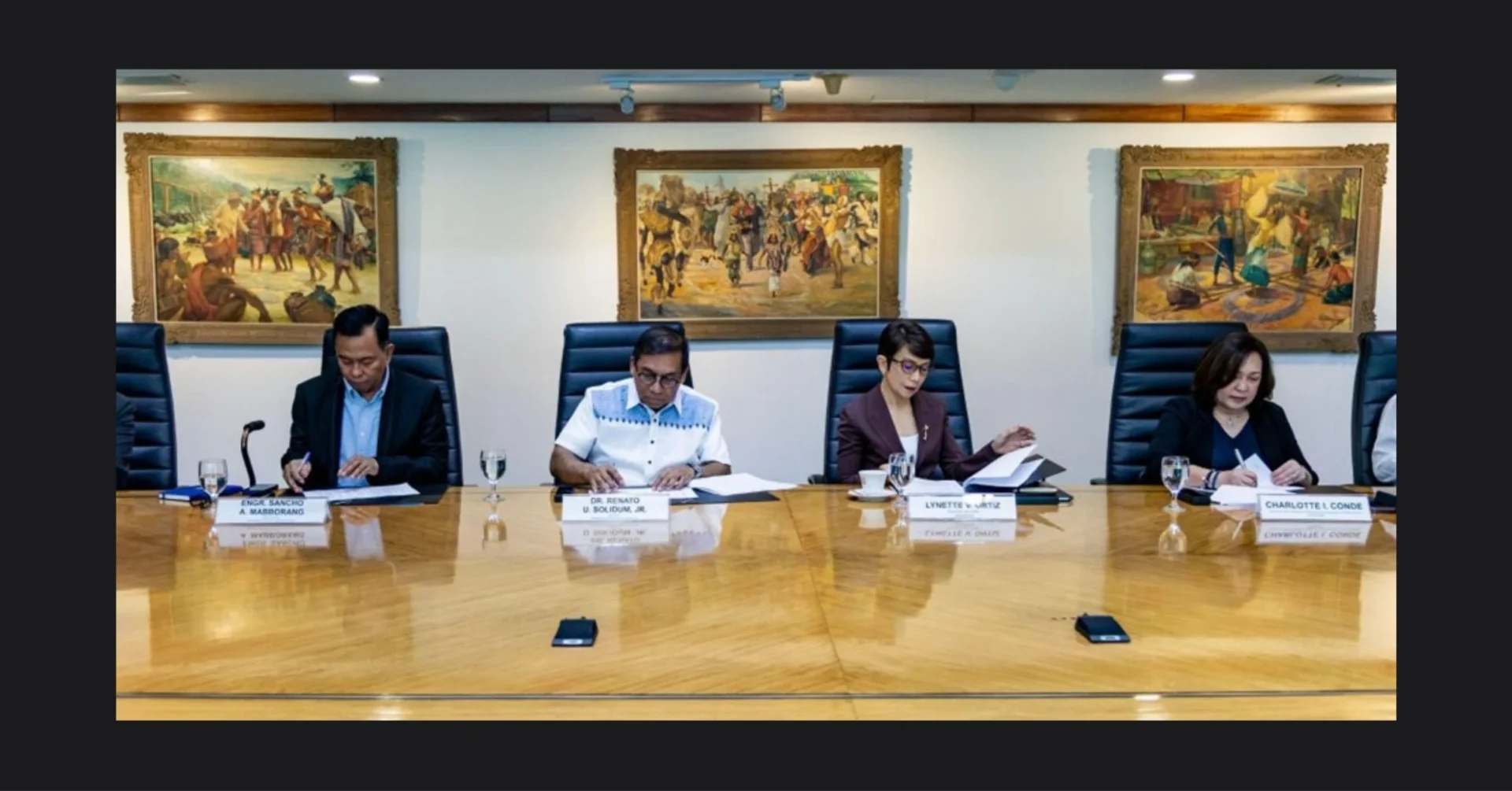 DOST Secretary Renato U. Solidum Jr. and LANDBANK President and CEO Lynette V. Ortiz, together with DOST Undersecretary Sancho A. Mabborang (extreme left) and Vice President Charlotte I. Conde officially sign the MOU to support financing for Philippine MSMEs on May 4 at LANDBANK Plaza, Malate, Manila. Photo from Patrick Lee James C. Alfonso, DOST-STII.