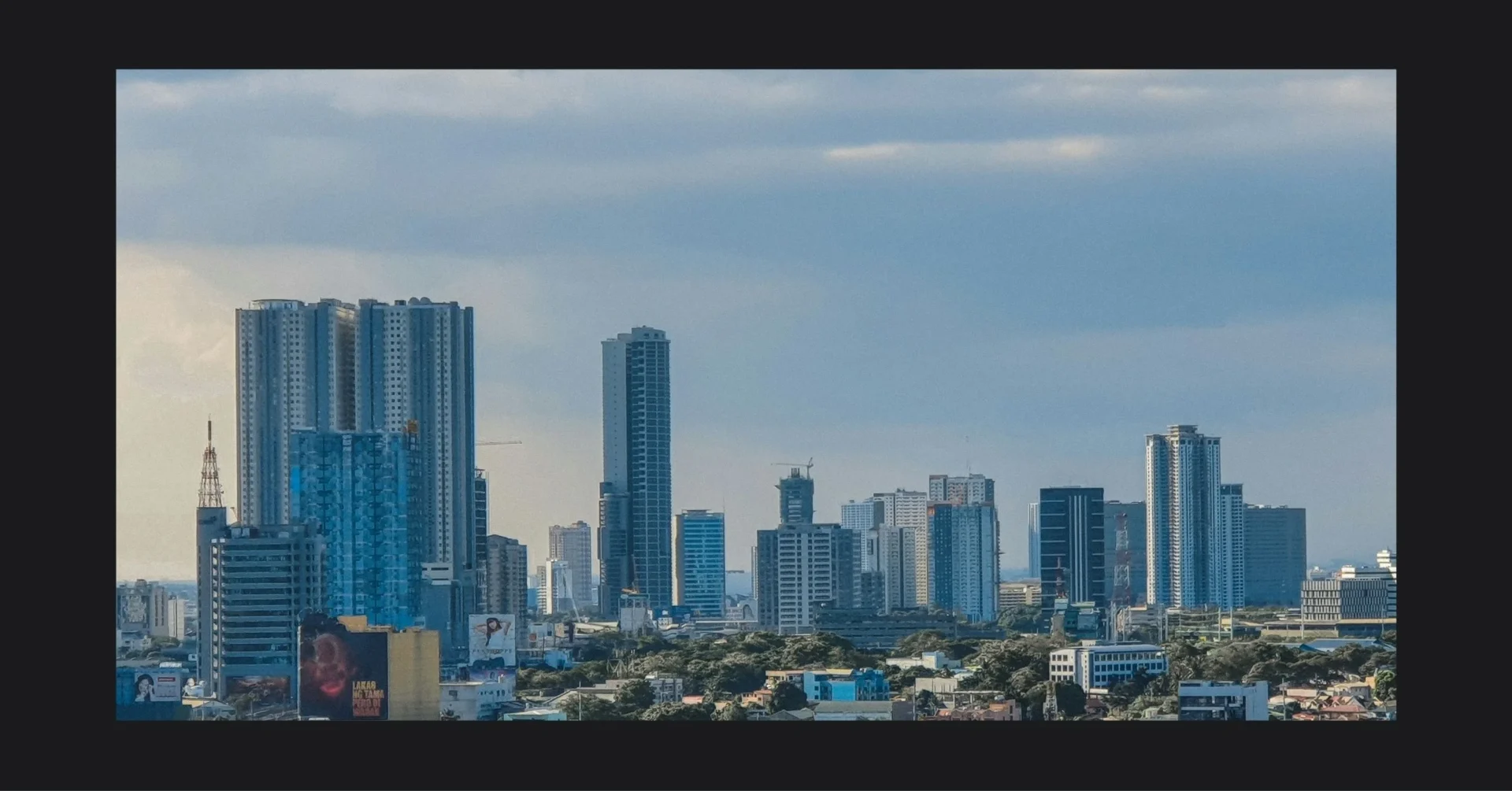 Political tensions and the Middle East conflict contribute to a lowered 2026 GDP forecast, a DLSU report notes. Photo by REY MELVIN CARAAN on Unsplash.